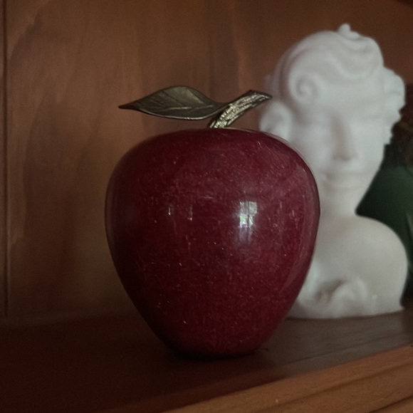 Red Marble Apple 🍎 Snow White - Picture 6 of 8